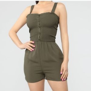 🖤NWT Fashion Nova GREEN Smocked Romper 🖤